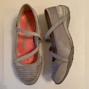 Skecher cream size 7